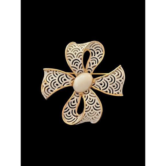 Vintage CROWN TRIFARI GOLD PLATED WHITE CABOCHON ENAMEL LACE RIBBON BOW BROOCH - Picture 6 of 11